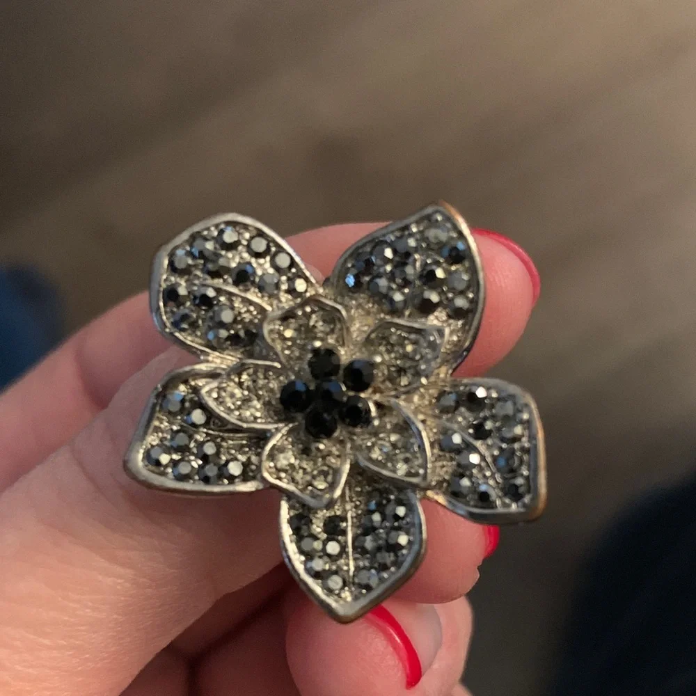 Elegant Black and Silver Floral Ring, Costume Jewelry, Adjustable - Picture 3 of 3